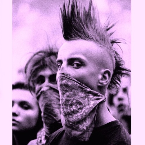 punkpistol-seditionaries:  #punks #style #streetstyle #streetculture #streetfashion #seditionaries #mohawk #mohican #punk #fashionhistory #mensstyle