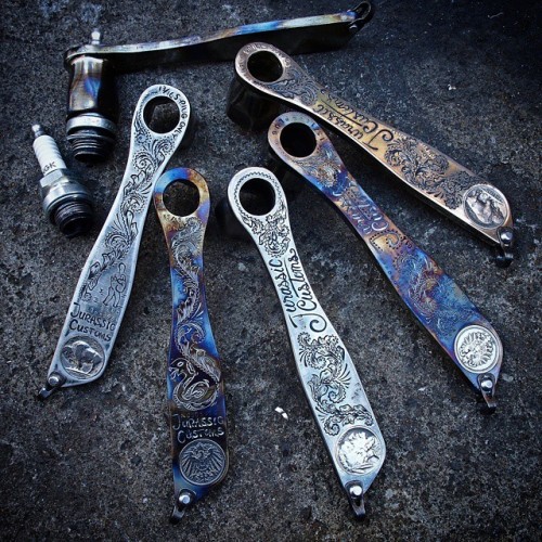 tikitodd:  “JURASSIC CUSTOMS” 13/16 Plug wrench for HD/Indian/Triumph…etc 2014 HRCS Limited edition … 2014 HRCS の”JURASSIC CUSTOMS”ブースにて15本のみ販売いたします。 ベースから彫りまでall hand made. Size