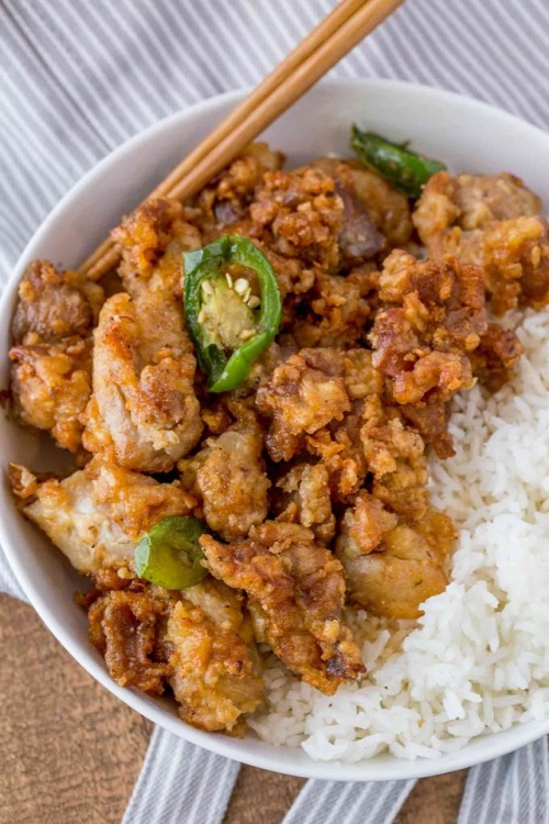 foodffs:Crispy Hawaiian Garlic Chicken Made With A Soy Garlic Sauce And Fried Jalapeño Rings. This I