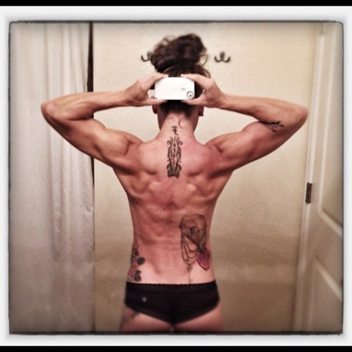 sexygymchicks:  Follow Sexy Gym Babes Updated Daily with the most healthy, fit, hardbody, and cute gym babes on tumblr!  Great Fitness Tips: 5 Reasons To Avoid Running on a Treadmill 