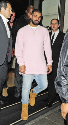 celebritiesofcolor:  Drake leaving Novikov Restaurant in London
