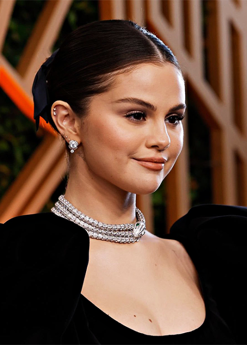 Selena Gomez arriving at the 2022 SAG Awards