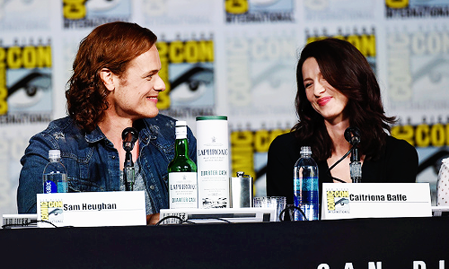 lena-headey: Sam Heughan and Caitriona Balfe at the Outlander panel during Comic-Con