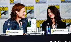 Lena-Headey: Sam Heughan And Caitriona Balfe At The Outlander Panel During Comic-Con