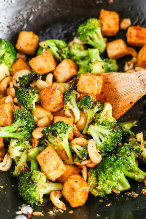 garden-of-vegan: Garlicky Cashew Broccoli Stir-Fry - ilovevegan.com