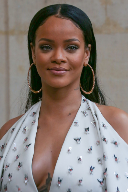 arielcalypso:Rihanna at Christian Dior’s SS 2017 in Paris. (30th September 2016)