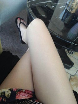 cutefootandlesbian:  Do you want my feet?