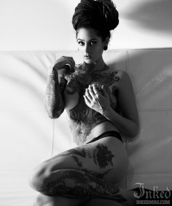 pornofamosi:  Freyja Veda aka Lindsay Hibbard aka Luscious Suicide  is a tattoo artist and model and boin boing boing..