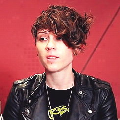 aheartisaheavyburdentobear:  I love her hair. 