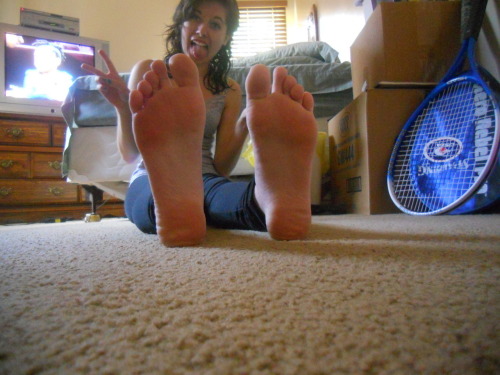 barefootwomen101: caperucitafeet: ;)