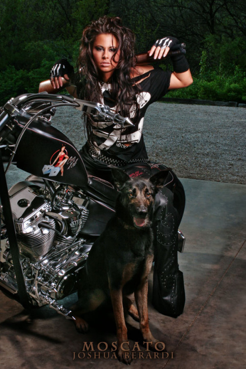 chicksandchoppers:  shes wicked hot! 