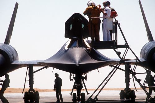 Sex robotpignet:  A SR-71 pilot prepares for pictures