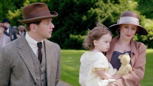 And the last lol-seriously moment: I genuinely thought Robert was going to recognize Edith in her da