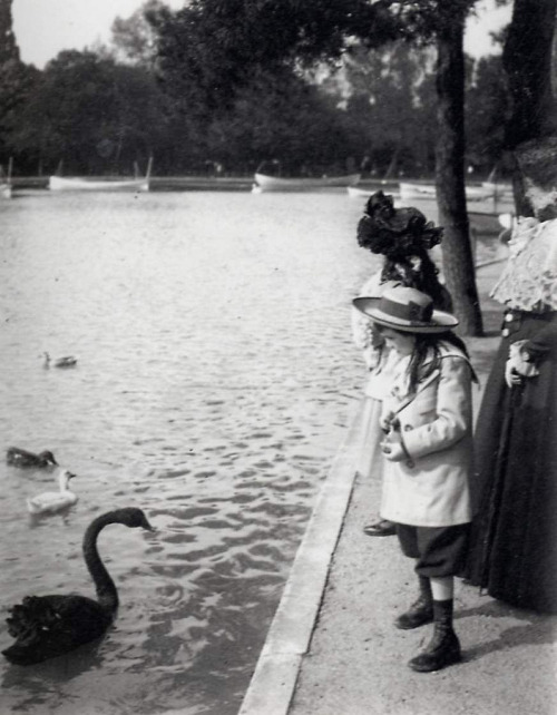 feuille-d-automne:Denise and Jaques feeding the swans under strict supervision of Jeanne by Emile Zo