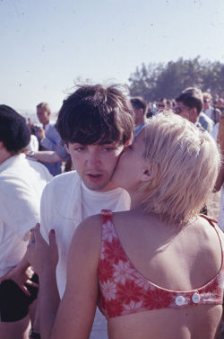 maccasmccartney:  Paul McCartney being kissed by a fan, 1964.