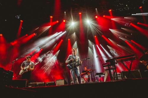 2portas:  Incrível imagem da Two Door Cinema Club no Positivus Festival. Arnis Vītols. Veto Magazine 