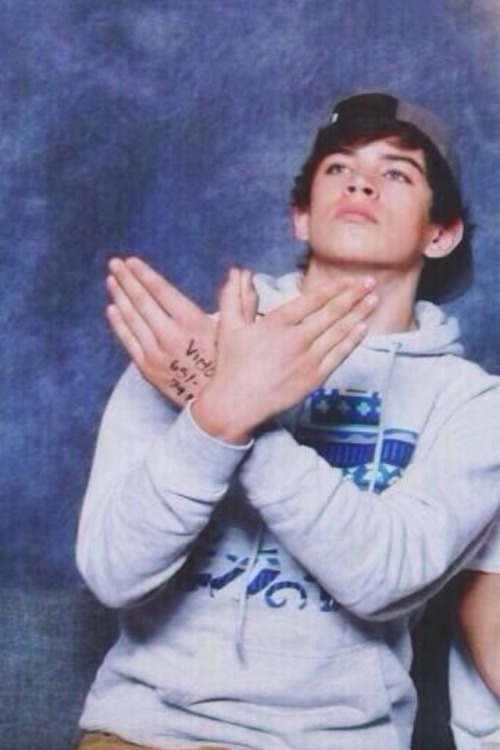 ayniam:Hayes what big hands you have!!Are we not gonna talk about the fact that he has some girl nam