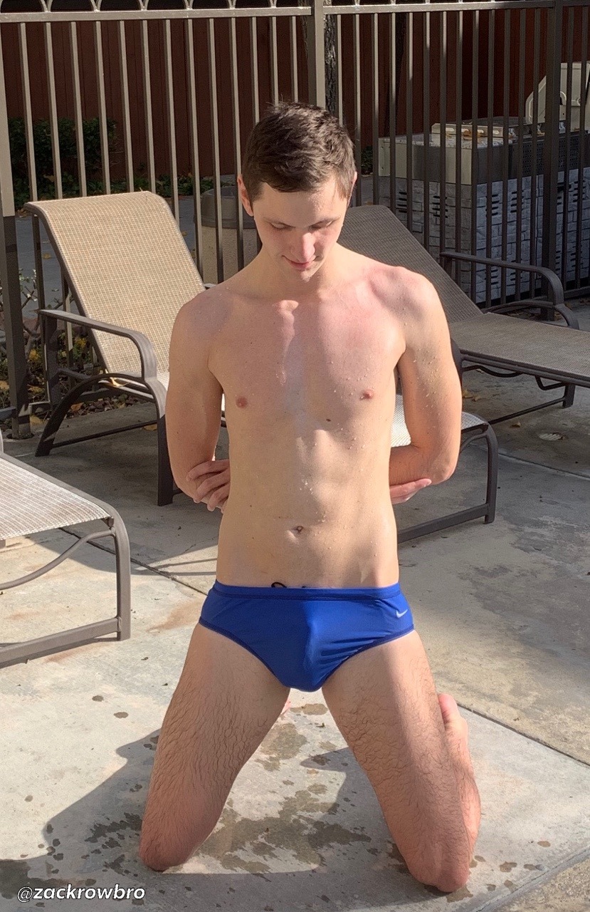 twinkz-illustrated: zackrowbro:  Here’s a swimmer in his blue Nike brief, and is