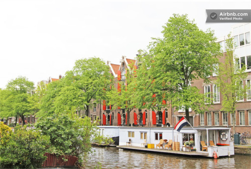 LOVE AND ROMANCE HOUSEBOAT