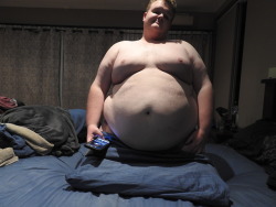 a-chubby-gay-aussie:  first few pics with the new tripod, ended up getting a manfrotto befree and it is fantastic. who wants to feel the weight of my belly on their back while I pound them ;)