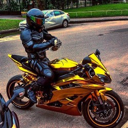 chairellbikes4life:  Dark Knight Gold R6 Via :@ruviero