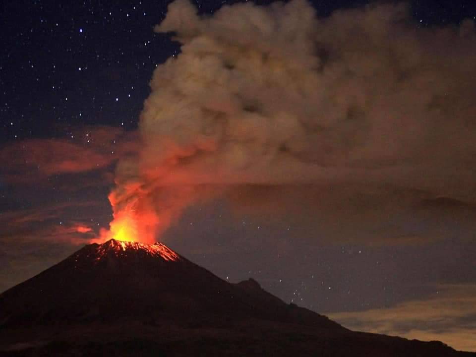 elisamendoza: Explosión del Popocatépetl a las 21:06 h. 22 de enero de 2019.  