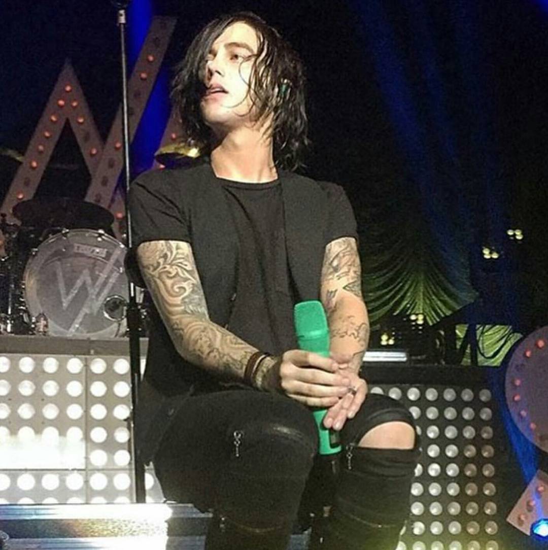 PatheticQuinn on Tumblr: Heartbreak sucks, but Sleeping with sirens can and  will help me and many others not feel as heartbroken and feel a little  bit...