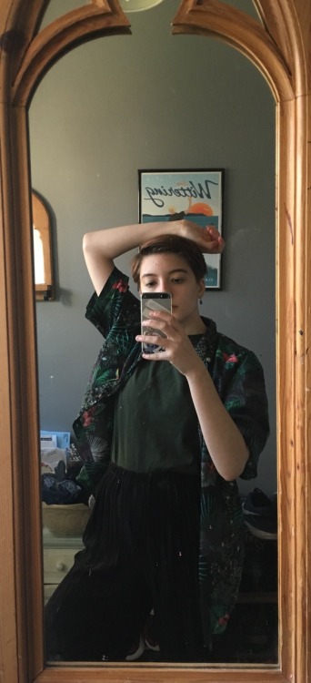 rasberet:big loser trying 2 be cool (they)