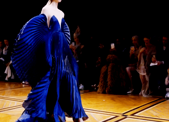fashion-runways: irisvanherpen The ‘Harmonia’ dress in motion ～ Japanese night-blue