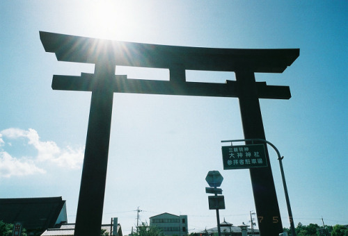 大神神社 日本最古とも言われている神社。 本殿はなく、拝殿の奥の三輪山そのものが御神体です。 三輪山は神聖な場所なので、禁足地となっています。 拝殿とその奥・禁足地の三輪山の間には結界として、珍しい三