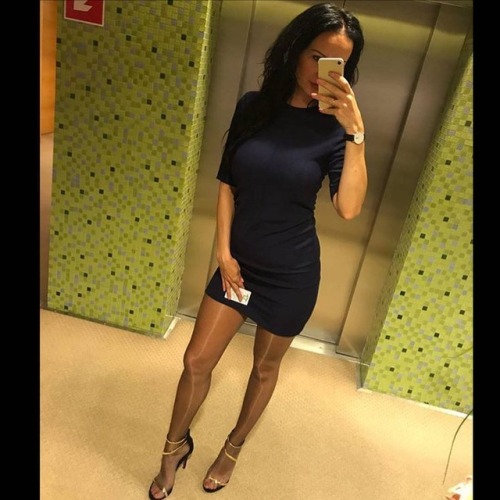 tights-and-dress:  Selfie