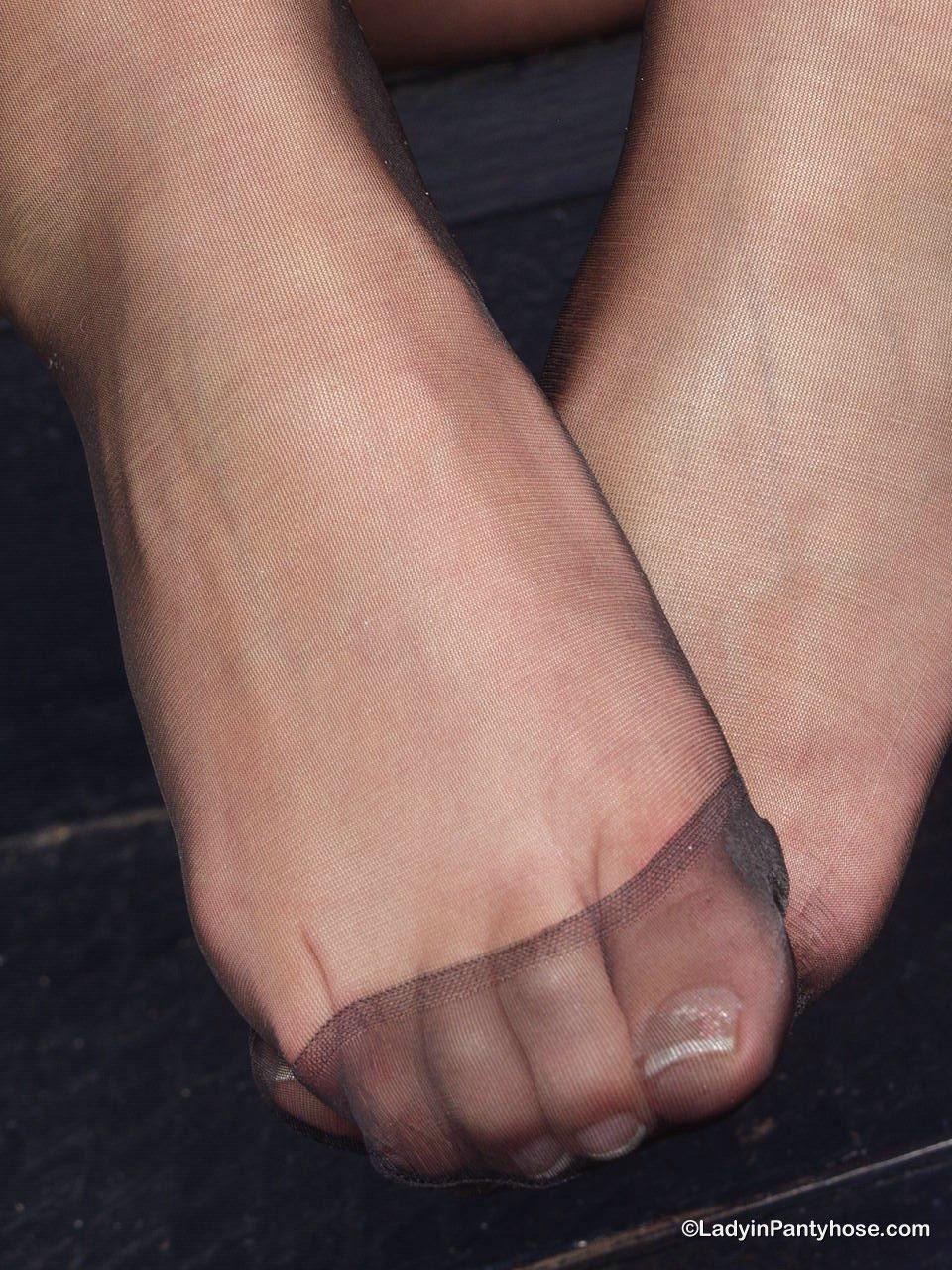 nylonfeetfetish:    Carol Goldnerova - set 5