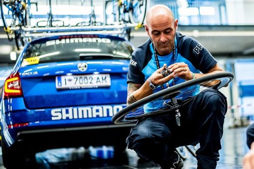 apisonadora60: Shimano-Road After the races, the work of our Shimano Neutral Service team continues,