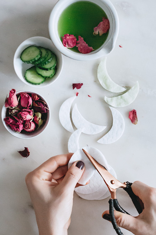 DIY Cucumber & Rose eye mask that reduces puffy eyes.Here’s what you’ll need:Half cucumber1 ounc