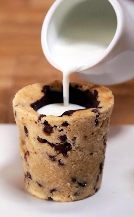 Lac in poculo quod formam crustuli habet. stunningpicture: Milk in cookie cup.