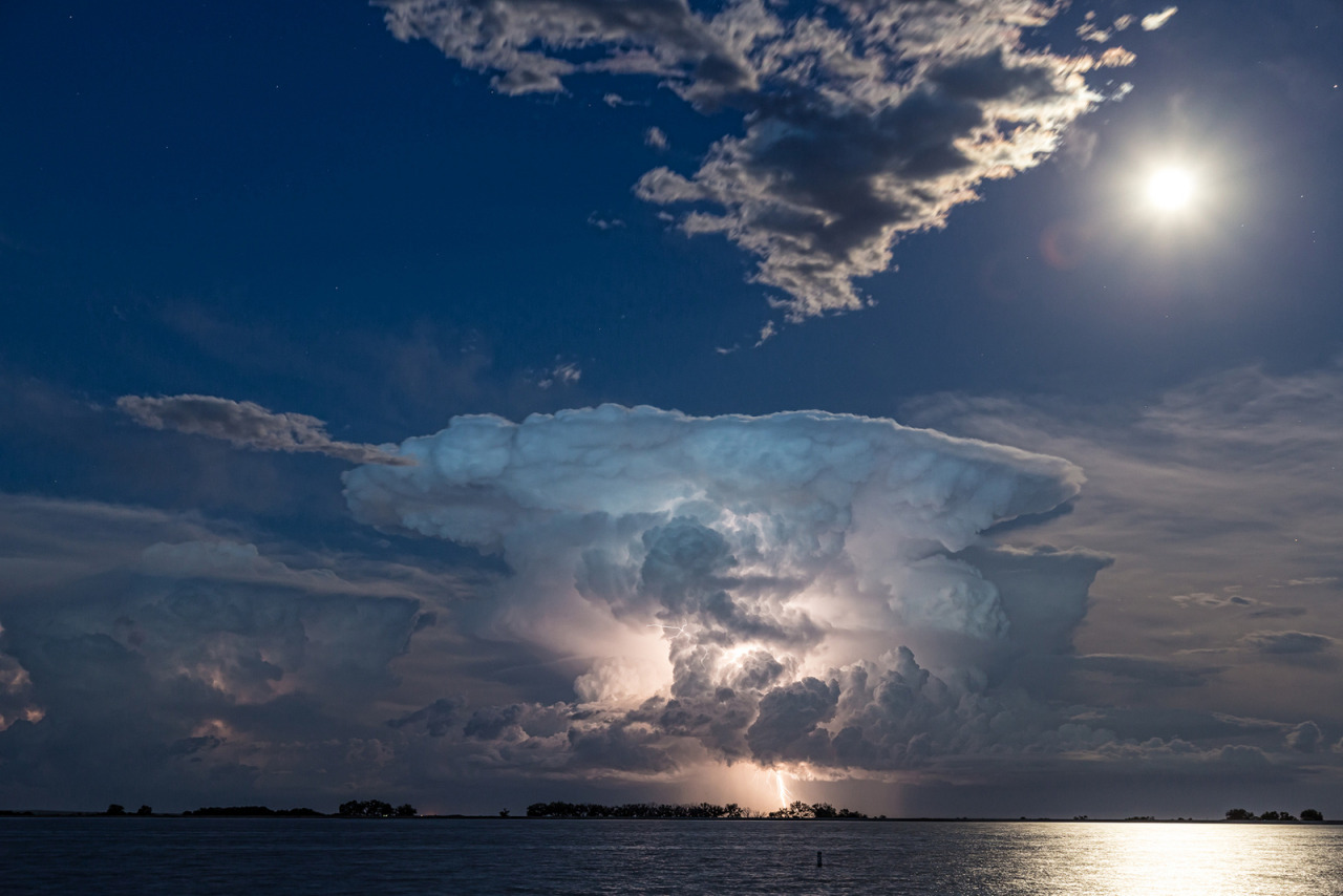 tulipnight:  Lake Storm by Bo Insogna 