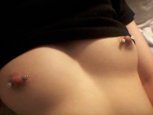 daintyslut:  quick pic of my new nipple jewelry! porn pictures