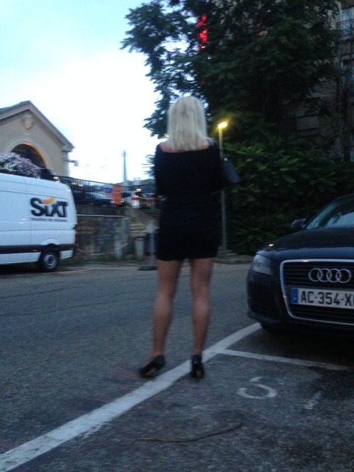 jaimelessalopesfetish: une belle blonde au travail