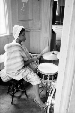 themaninthegreenshirt:  Dinah Washington playing the drums during rehearsal at the Newport Jazz Festival. 1958