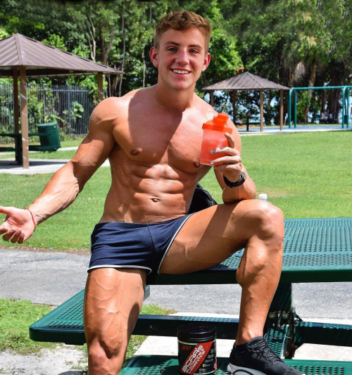 themusclehead:  Woah! Look at what that kid’s packin in his shorts!