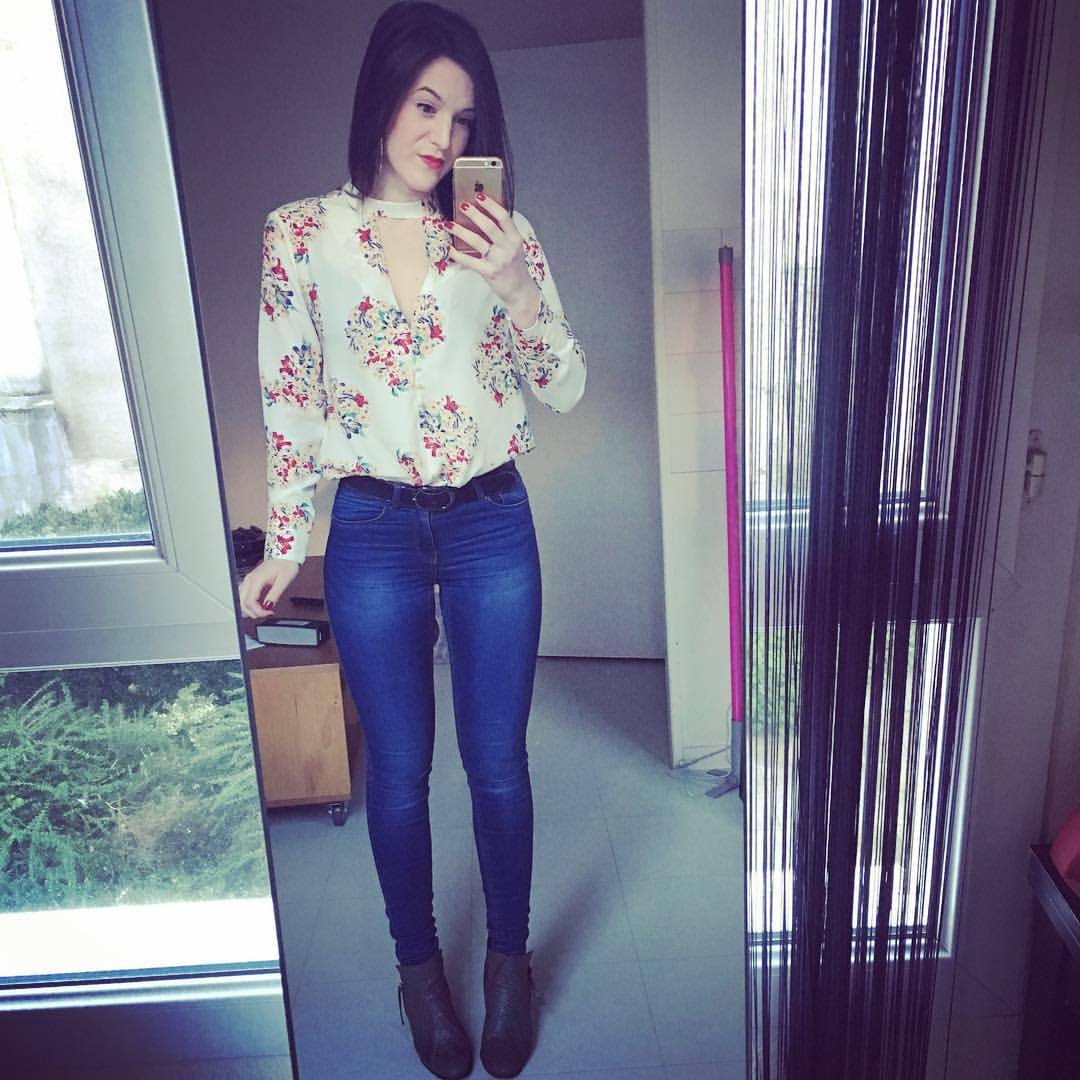 Encore un petit nouveau 👚Bonne journée les crapules 😘 #ootd #outfit #outfitoftheday #look #top #flower #sisterjane #lhabitfaitlemoi #concept #store #siam #jeans #noisymay #veromoda #igdaily #igers #igersfrance #girl #brunette #brest #work (à Brest...