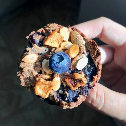 VEGAN SUPERFOOD BLUEBERRY MUFFINS⁣⁣ These muffins are dairy free, clean and use whole, minimally pro