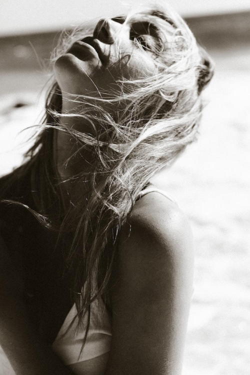 luke-247:  alexisrenmodel:  Alexis Ren by Lucas Passmore throwback  More Beauties 