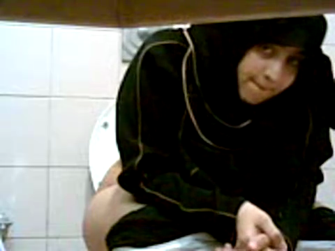 dress4rain: zahirahazizmuslimah:this is our future, sis, peeing sitting in our hijab.REBLOG if you w