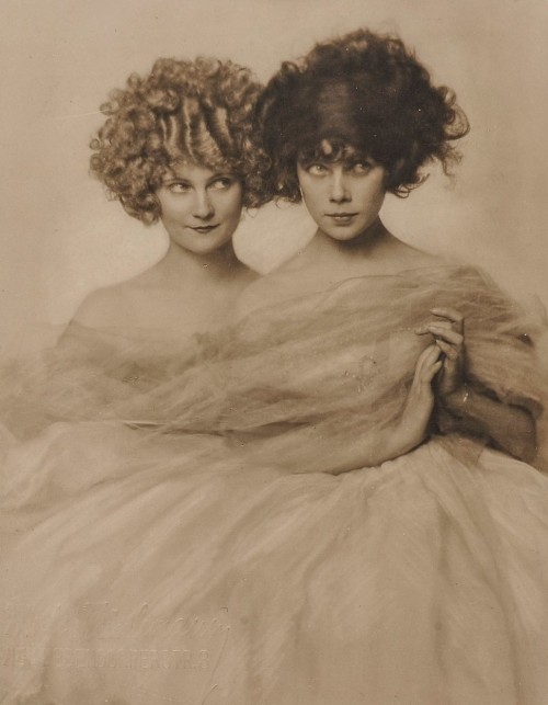 rivesveronique: Trude Fleischmann  Tilly Losch and Maria Mindszenty  1925  https://painted-face.com/