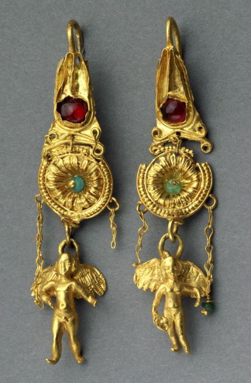 fashionologyextraordinaire:Greek, Hellenistic Pair of earrings with Erotes and Isis crowns, late 3rd