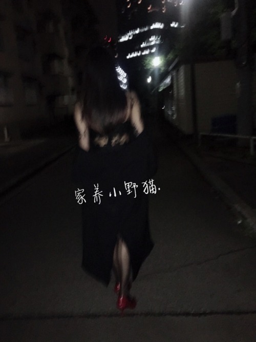 sakura7892:露出，无罩无内，后竖线黑丝，黑色高跟鞋，和男友出去吃饭，路上好多大叔投来色色的目光，还有几个小男生害羞的不敢看我～