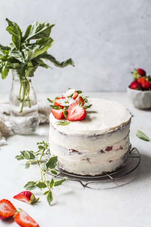 sweetoothgirl:Classic Vanilla Cake with Strawberry Basil Compote