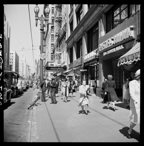 bigcheese327:  onceuponatown:  Los Angeles street scenes. 1942.  More slice-of-life pics. 