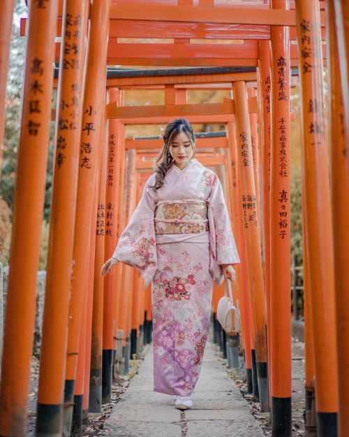 As soon as we can go back, I’m taking the first flight to Japan 😭 Where would you go? 📷: @pat_kay 👘: @yae_asakusa_kimono #japan #tokyo #throwback #travel #kimono #shrine (at Tokyo, Japan)
https://www.instagram.com/p/CGeuLYvFyxe/?igshid=k3iqini05uu1